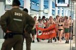 Piraci odwołują się do podobnej estetyki i technik działania co aktywiści pokolenia ’68: nagość, happening, pikiety (na zdjęciu demonstracja na berlińskim lotnisku Tegel przeciw używaniu tzw. skanerów ciała, styczeń 2010 r.)