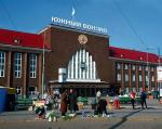 Kaliningrad,  najbardziej  na zachód wysunięta metropolia Rosji, wciąż  ma w nazwie nazwisko Michaiła Kalinina, odpowiedzial-nego za wiele stalinowskich zbrodni  (na zdjęciu  z 2003 roku  – dworzec kolejowy)