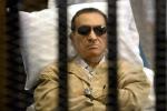Hosni Mubarak podczas rozprawy przed sądem w Kairze  
