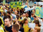 Kilkaset osób walczyło wczoraj pod kolumną Zygmunta o darmowe bilety linii Ryanair, która 16 lipca wystartuje z Modlina 