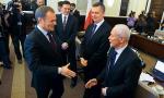 Donald Tusk wita Boniego na pierwszym posiedzeniu rządu. Wtedy oczekiwano, że będzie prymusem