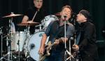 Grają i śpiewają: Bruce Springsteen i Steve Van Zandt, w głębi perkusista Vini „Maddog” Lopez 