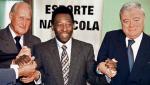 Joao Havelange (z lewej) i Ricardo Teixeira (z prawej). Pele (w środku) już na początku lat 90. oskarżał tego pierwszego o branie łapówek 