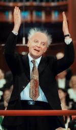 Wojciech Kilar po prawykonaniu jego „Missa pro pace”, Filharmonia Narodowa,  12 stycznia 2001 r. Ta msza szybko zdobyła ogromną popularność 