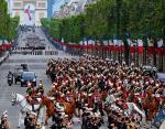 Poprzednie  obchody  przypominała tylko wielka  parada  wojskowa  na Champs-Élysées  