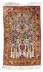 Na 1,6 tys. zł  wyceniono  jedwabny  dywan  o wzorze  perskim,  135 na 98 cm             
