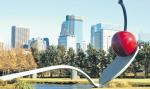 „Spoonbridge  and Cherry”, 1985–1988 Gigantyczna łyżeczka z wisienką w Minneapolis  to skrzyżowanie fontanny i mostu, największa atrakcja Walker Art 