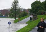 Po ulewnych deszczach na nadwiślańskich terenach Krakowa potęguje się zagrożenie powodzią i podtapianiem