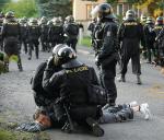 Varnsdorf 2009, czeska policja aresztuje agresywnego uczestnika antyromskiej demonstracji skinheadów