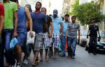 Grecka policja ściga nielegalnych imigrantów. Na zdjęciu złapani w Atenach 