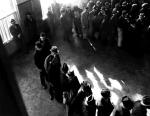 Niepewne czasy: rejestracja bezrobotnych w San Francisco w roku 1938, jeden ze słynnych fotogramów Dorothei Lange dokumentujących Wielki Kryzys w USA 