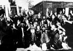 Przyuczanie do pogardy: niemieccy żołnierze pozują do zdjęcia  z bronią wycelowaną  w szczebrzeszyńskich Żydów 