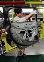 Produkcja  w Chinach przestaje być bardzo tania. Robotnicy  w fabrykach zachodnich koncernów zarabiają coraz więcej.  Na zdjęciu montaż aut w zakładach Dongfeng Peugeot Citroen Automobile  w Wuhan  