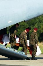 2009 rok – zwłoki oficera poległego w Afganistanie sprowadzone do Polski. Żołnierzy oburza manifestowanie  przez internautów radości z takich sytuacji 