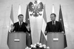 Viktor Orban  i Donald Tusk.   Węgrzy są wręcz  antytezą  Polaków,  jeśli chodzi  o wrażliwość na to, „co  sobie zagranica o nas pomyśli”