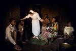 Multimedialna wystawa ukaże także przykłady pomocy: Siostra Regina ze Zgromadzenia Sióstr Opatrzności Bożej odwiedza wielodzietną rodzinę  w Essiengbot w Kamerunie