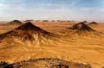 Wiatr nawiewa piasek na skalne stożki Sahara Suda