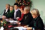 Promieniejący  „gabinet cieni Kongresu  Kobiet” od lewej: Danuta Waniek, Barbara Labuda, Kazimiera Szczuka, Małgorzata Fuszara, Henryka Bochniarz, Danuta Hübner
