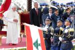 Papież Benedykt XVI przyjechał do Libanu w czasie, gdy wielu chrześcijan na Bliskim Wschodzie nie czuje się bezpiecznie.  Na zdjęciu z prezydentem Michelem Sulejmanem, który jest chrześcijaninem  