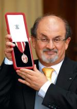 Sir Salman Rushdie, Knight Bachelor  z medalem szlacheckim otrzymanym  z rąk królowej Elżbiety II, 2008 rok  