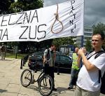 Przedsiębiorcy już nieraz demonstrowali przed Sejmem (tu protest  w czerwcu 2011 r.),  ale wiele wskazuje na to, że nie doczekają się od parlamentu decyzji  o stworzeniu instytucji, która pomagałaby im w sporach  z ZUS czy fiskusem