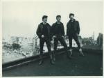 Paul, John i George na hamburskim dachu prezentujący swoje kowbojki i obcisłe spodnie, 1961