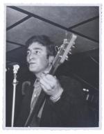 John Lennon  przy mikrofonie w czasach The Quarrymen, koniec lat 50.