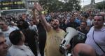 W Atenach prawie nie ma dnia bez demonstracji. Na zdjęciu: stoczniowcy przed siedzibą policji domagają się zwolnienia zatrzymanych kolegów