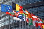 Flagi państw Unii przed budynkiem Parlamentu Europejskiego w Strasburgu