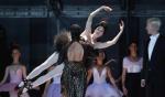 Odwołanie  do baletowej klasyki uwzniośla spektakl Krzysztofa Warlikowskiego. Barbara Hannigan grająca  tytułową Lulu porusza się  jak klasyczna tancerka 