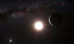 Na niebie planety w układzie Alfa Centauri dominują dwie jasne gwiazdy. Trzecia to nasze Słońce, które artysta umieścił w prawym górnym rogu 
