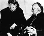 W kuluarach Soboru: wykładowca teologii ks. Joseph Ratzinger z kardynałem Kolonii, Josephem Fringsem 