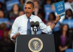 Barack Obama prezentuje broszurę ekonomiczną, którą dostaną wyborcy w kluczowych dla wyników stanach 