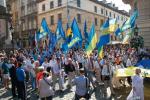 Na odwoływaniu się do przeszłości buduje kapitał polityczny partia Swoboda.  Na zdjęciu manifestacja we Lwowie w sierpniu tego roku  