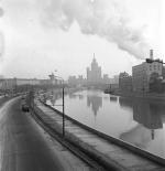 Moskwa Limonowa, grudzień 1969 roku:  ZIŁ, bure niebo, w tle Uniwersytet Łomonosowa 