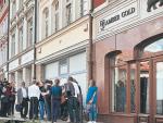 Oszukani przez Amber Gold klienci stoją w kolejce przed oddziałem firmy w Gdańsku w sierpniu 2012