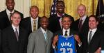 Mark Cuban (pierwszy  z prawej)  to jeden  z nielicznych właścicieli klubów,  którzy wsparli Baracka Obamę.  W zeszłym roku,  po zdobyciu mistrzostwa NBA, wręczył mu koszulkę Dallas Mavericks