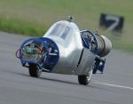 Próba odrzutowego motocykla na lotnisku RAF Benson, na razie bez osłon aerodynamicznych