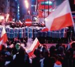 Tuż po rozpoczęciu zorganizowanego przez młodych narodowców marszu „Odzyskać Polskę’’ grupa zamaskowanych mężczyzn obrzuciła kamieniami policję. Do zamknięcia tego numeru „Rz” zatrzymano ok. 140 osób. Raniono 11 policjantów. 