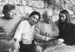 Pablo Picasso  z rodziną Crommelyncków. Mougins,  południe Francji 