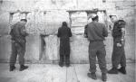 Żołnierze izraelscy modlą się pod Ścianą Płaczu 