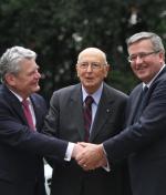 Joachim Gauck (z lewej) z prezydentami Włoch i Polski  w poniedziałek w Neapolu. Tam chwalił Polaków 