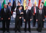 Donald Tusk  (w środku) wyrósł na nieformalnego lidera obozu nazywanego złośliwie eurobiedotą 