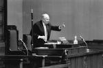 Marszałek Andrzej Stelmachowski prowadzi obrady Senatu 5 lipca 1989 roku