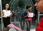 Niektórzy posiadacze zielonej karty uzyskują obywatelstwo USA. Na zdjęciu: przed uroczystością w Massachusetts