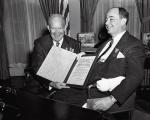 John von Neumann (z prawej, z prezydentem USA Dwightem Eisenhowerem): maszynek jakoś nie widać... 
