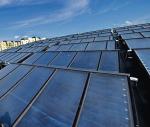Kolektory słoneczne  na dachach  to sposób  na poprawienie efektywności energetycznej  