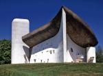 Żelbetowa kaplica pielgrzymkowa Notre Dame du Haut w Ronchamp, czyli Le Corbusier sielankowy