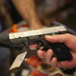Amerykanie masowo kupują pistolety  i karabiny, bojąc się zaostrzenia przepisów  o dostępie  do broni