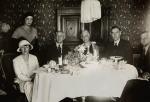 Listopad 1933 r. Wtedy pisarz (na zdj. z żoną w środku) otrzymał Nagrodę Nobla